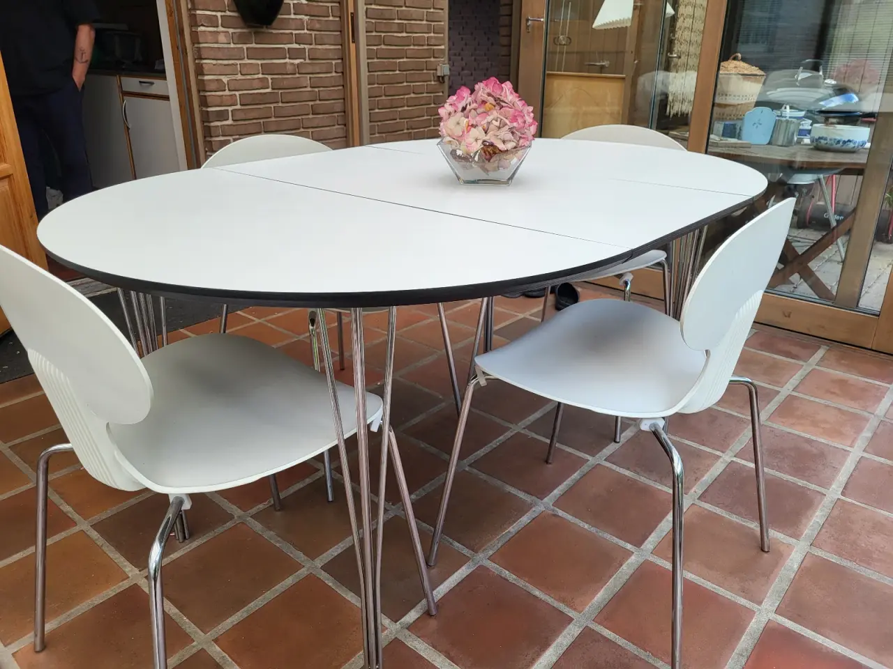 Billede 1 - Haslev spisebord med 4 Pomona-stole