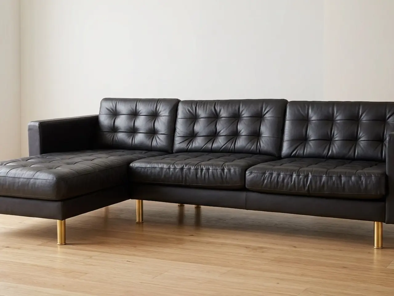 Billede 1 - IKEA hjørnesofa – ægte skind med messinglook-ben –