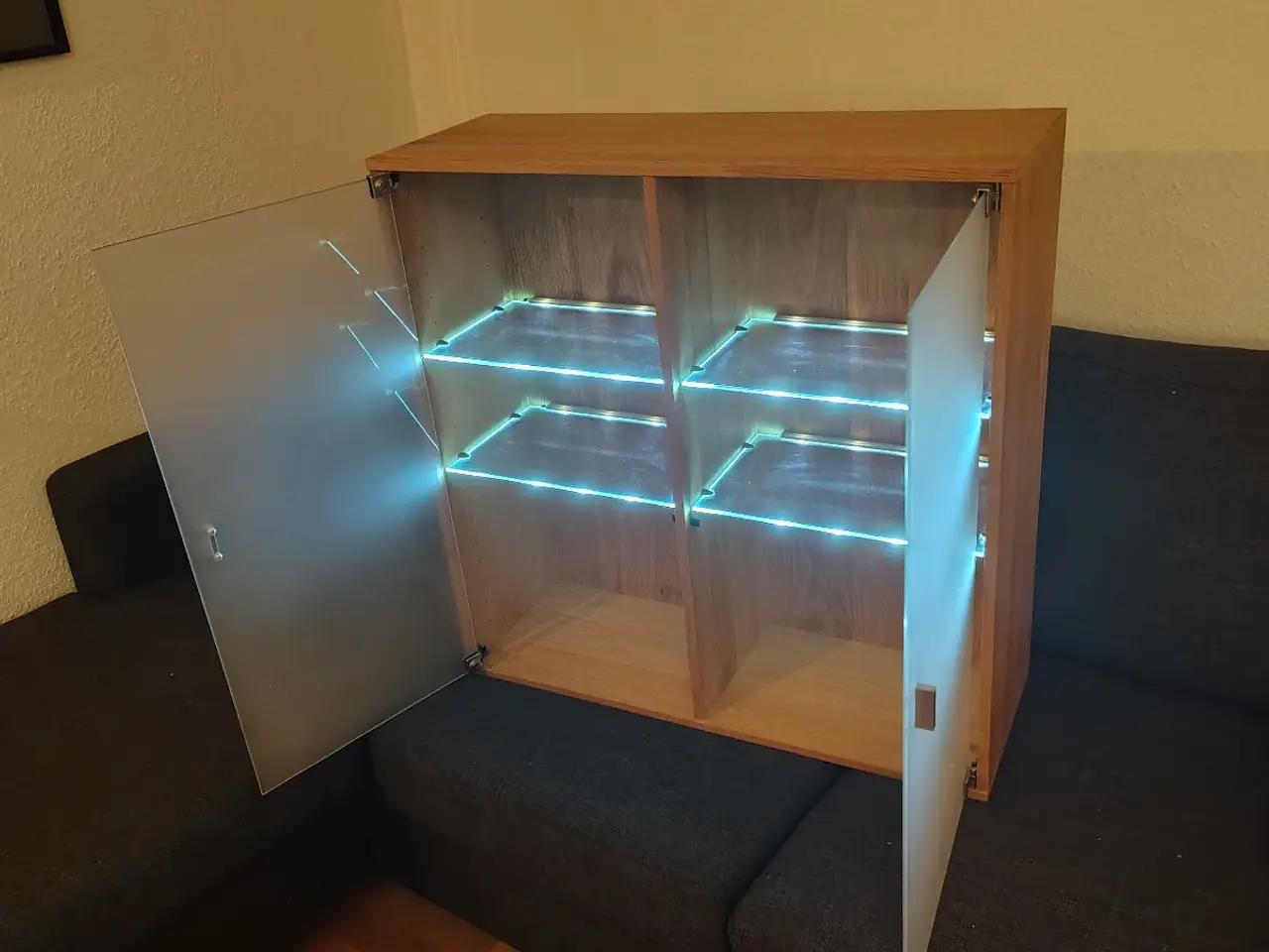 Billede 3 - Hængende glas/Vitrineskab med LED lys i 