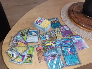 Pokémon kort sælges samlet.