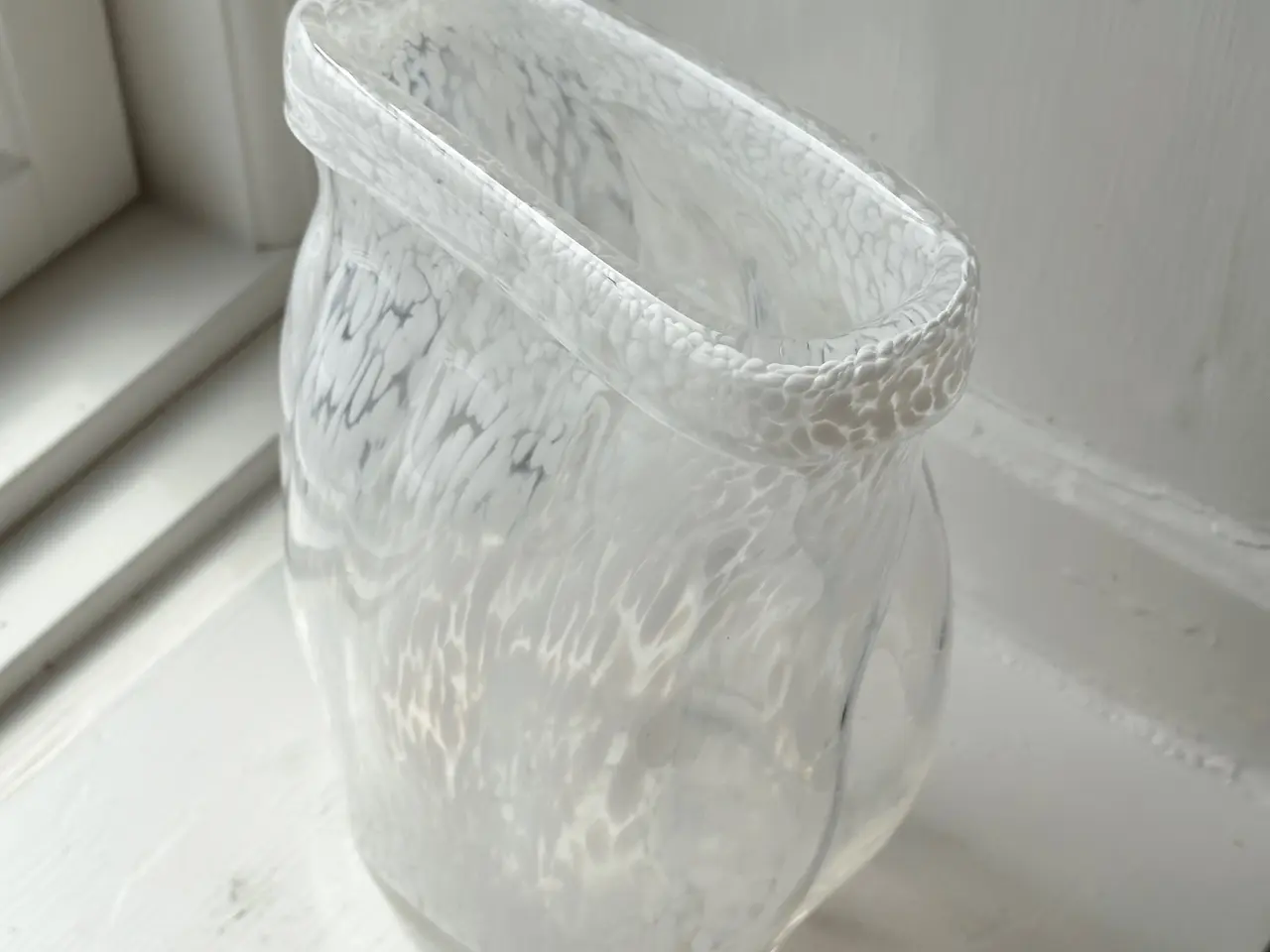 Billede 5 - Flad vase, hvidmeleret glas