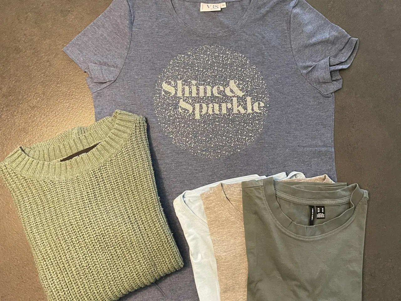 Billede 1 - Striktrøje og 4 stk t-shirts str. M