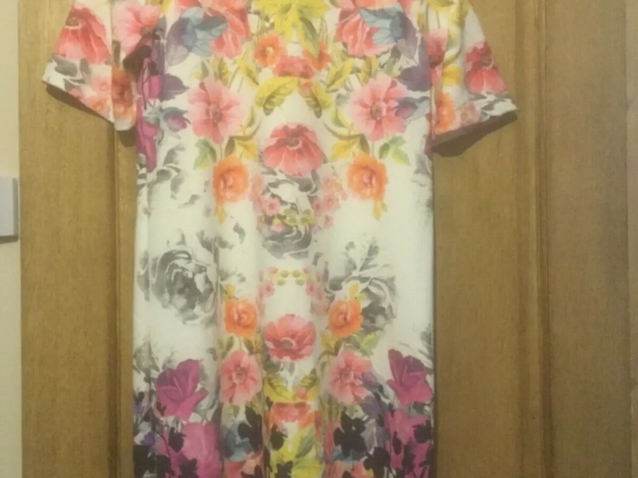 Billede 1 - Kjole,blomstret-Fra athmosphere-bodyCo .Str:Mediu,