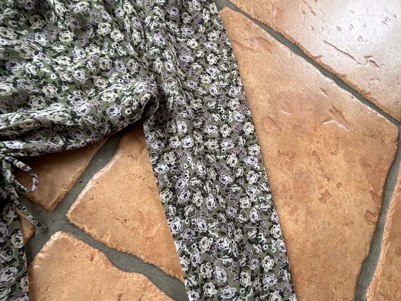 Billede 5 - H&M kjole i polyester, str 152, grøn små blomster
