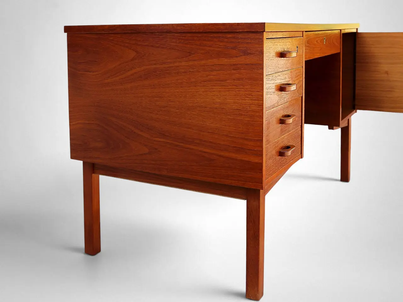 Billede 5 - Teakskrivebord med skab og hylder – 1960’erne