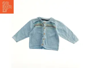 Babycardigan med mønster fra Name It (str. 68)