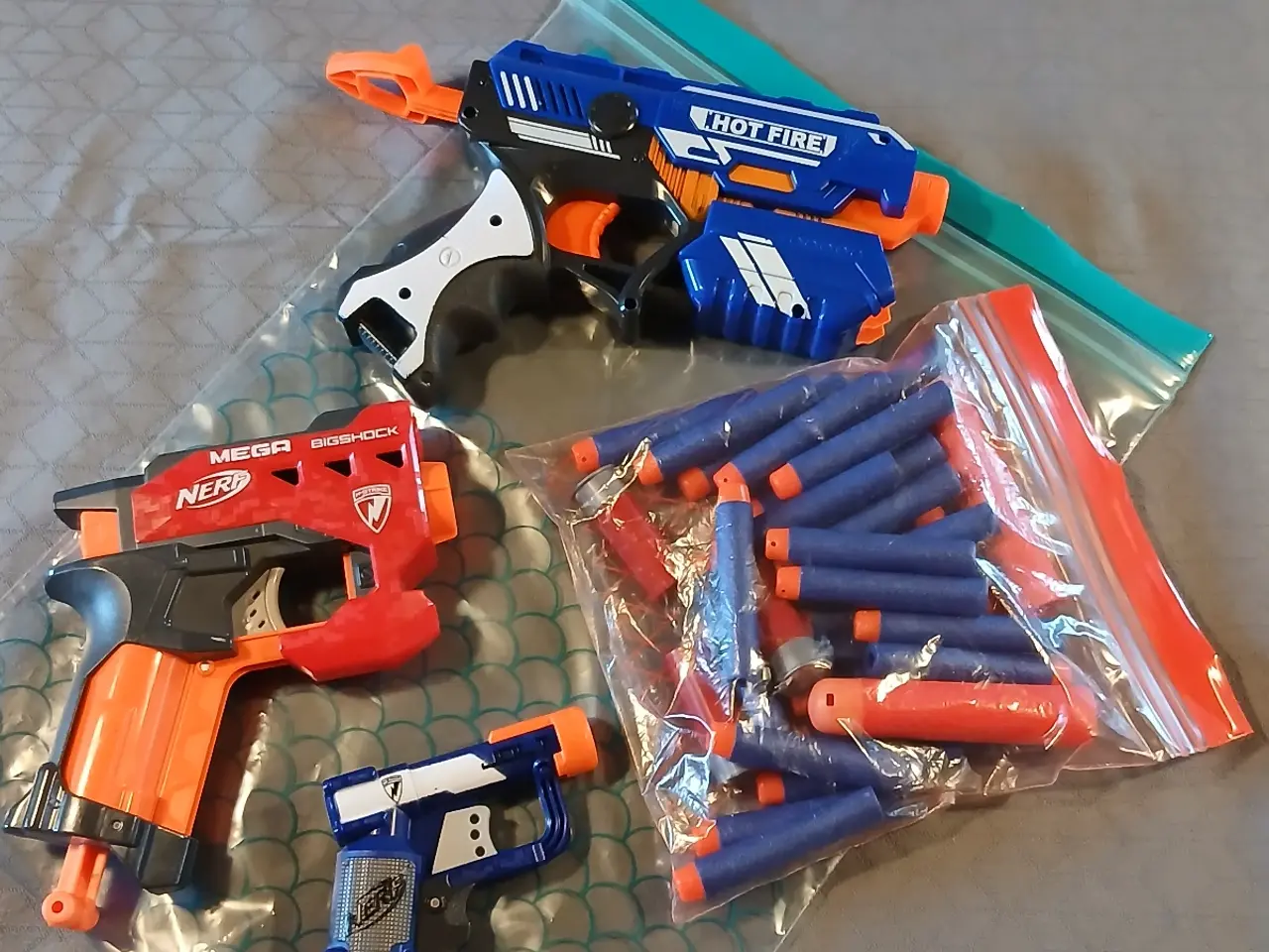 Billede 1 - 3 stk legetøjspistoler m skum partroner