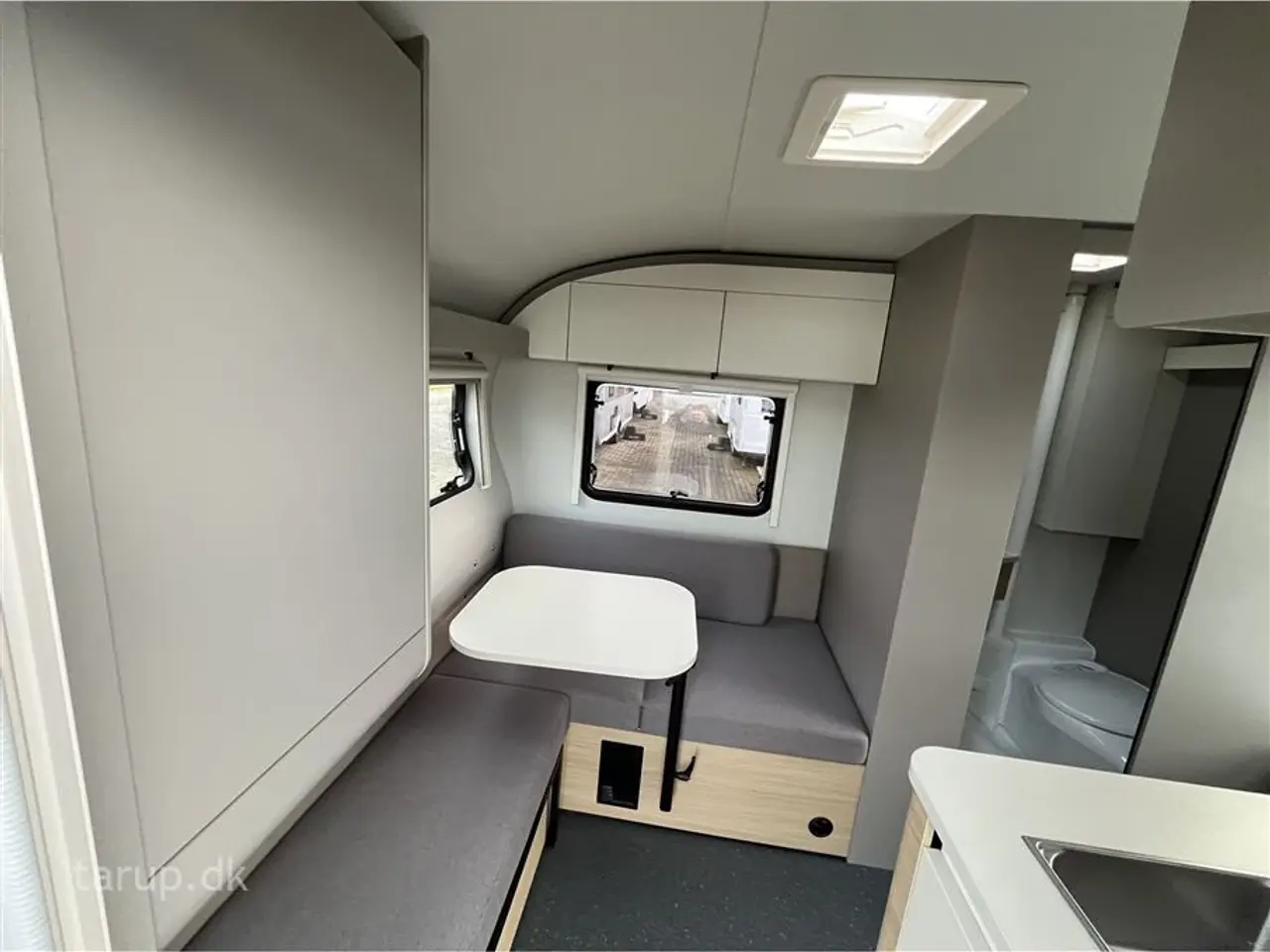 Billede 7 - 2026 - Adria Action 391 PD   Tværstillet dobbeltseng, L-siddegruppe, LED-kanallys, TV-holder,  XL-aksel, alufælge, stort køleskab, el-gulv-varme, Truma Combi 4