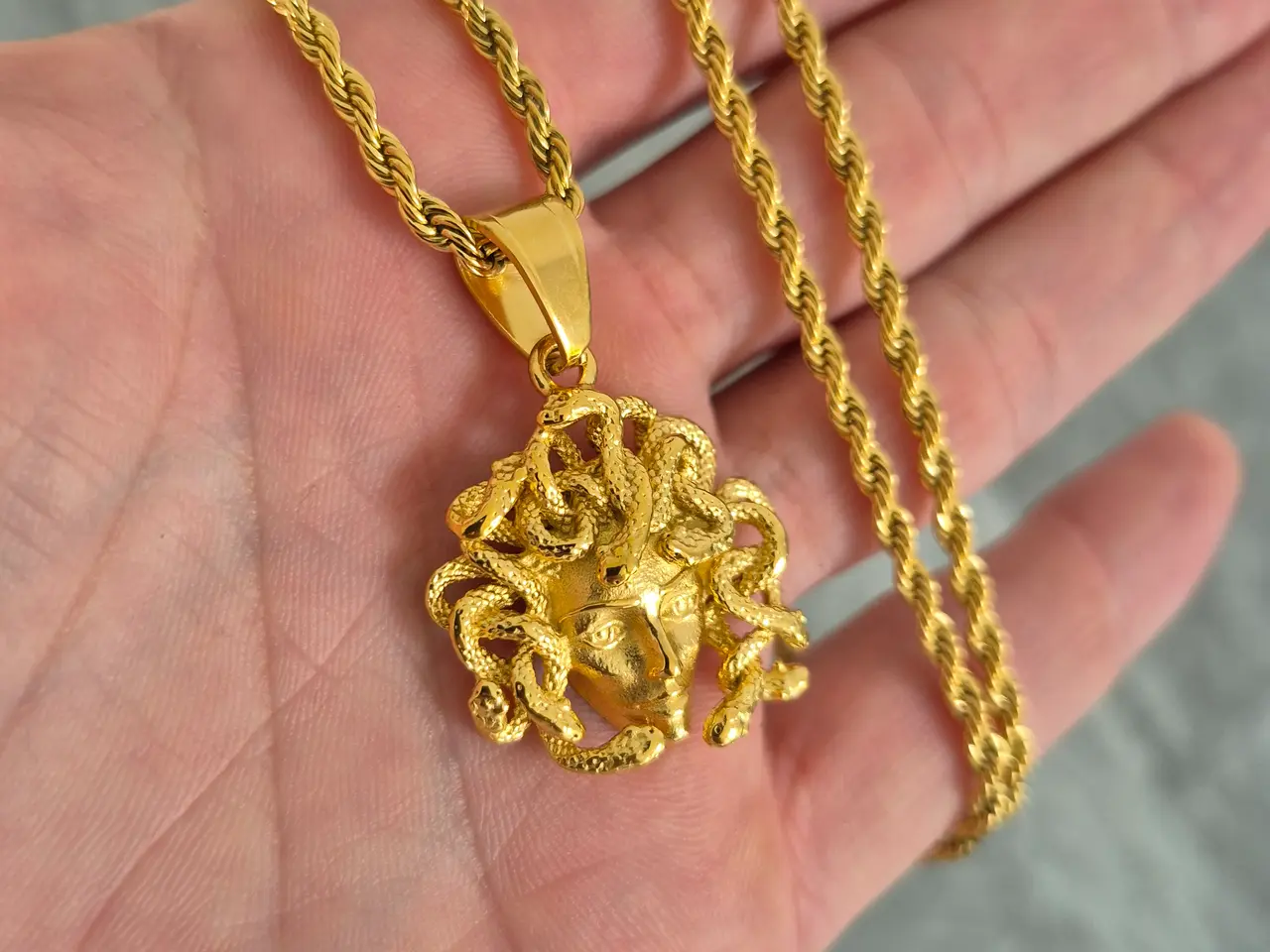 Billede 2 - 3mm goldfilled rope chain med medusa vedhæng