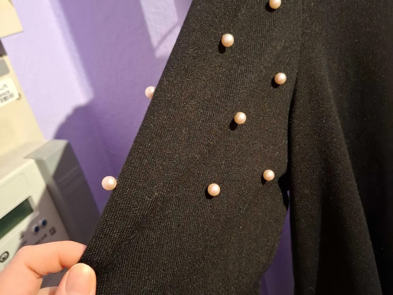 Billede 4 - Sort bluse fra Zizzi med perler på ærmerne