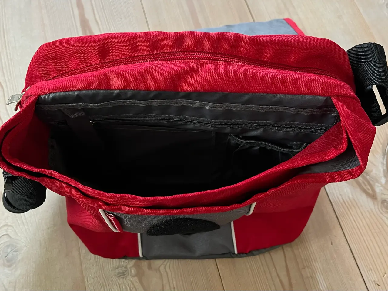 Billede 2 - Converse skuldertaske rummelig og mange rum