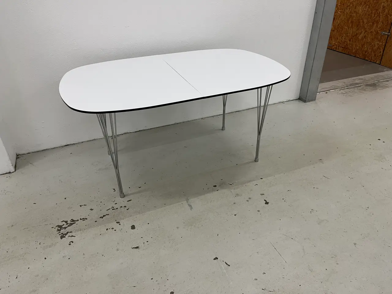 Billede 3 - Spisebord Haslev m/udtræk i hvid laminat, stålben.