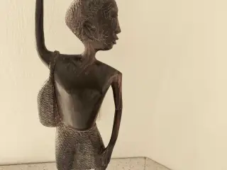 Flot afrikansk træfigur i mørkt hårdttræ