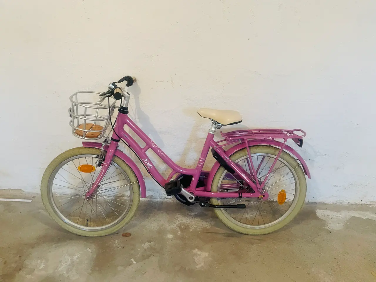 Billede 1 - Pigecykel 20 tommer – Næsten som ny 🌸