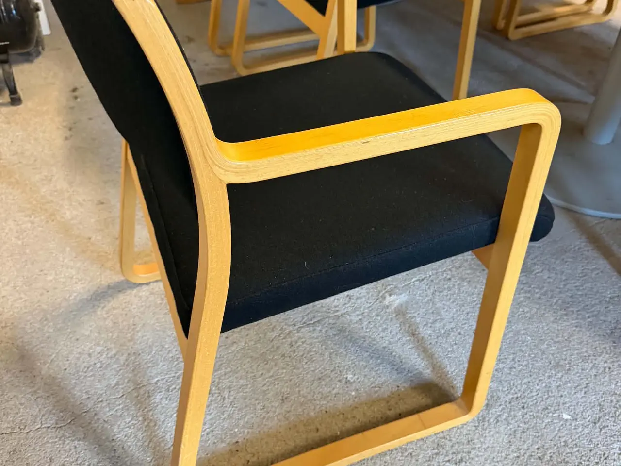 Billede 2 - EH Furniture mødebord med stole i bøg og sort stof