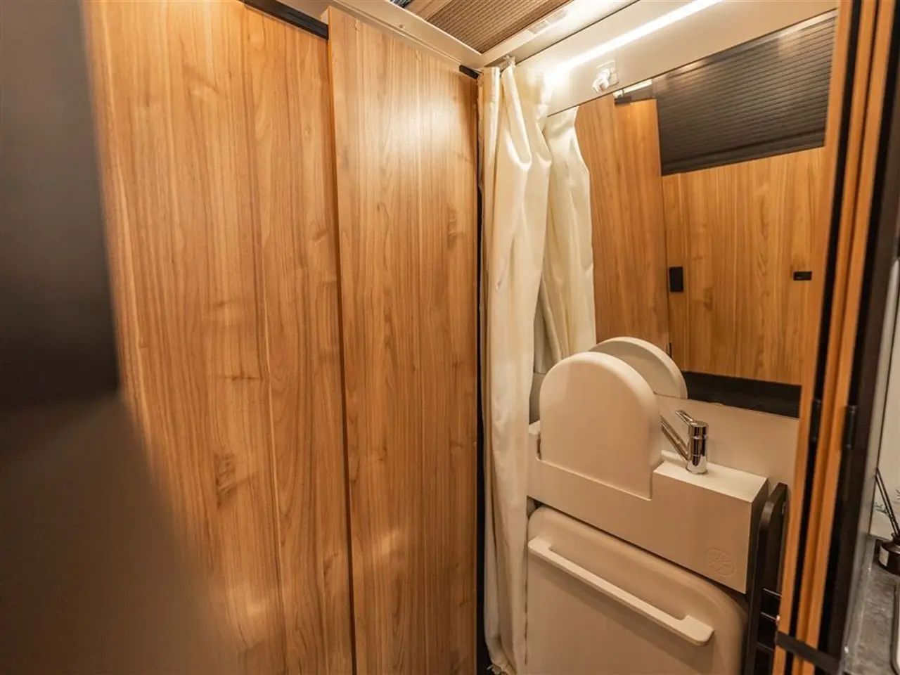 Billede 21 - 2026 - FURGOK X-LOUNGE 600+ LUKSUS VAN MED LOUNGE