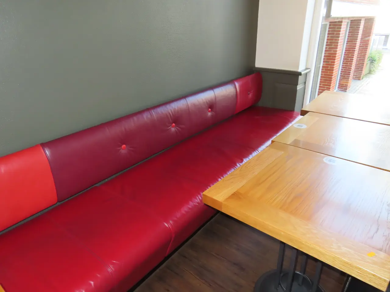 Billede 5 - 5 stk. Caféborde, 8 stk. Spisebordsstole samt sofa