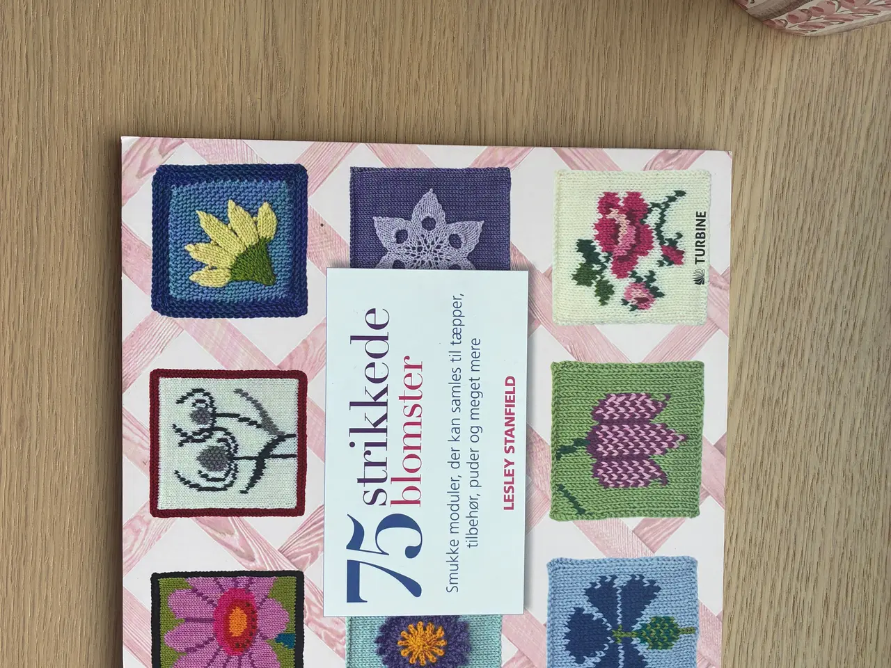 Billede 1 - 75 strikkede blomster - Af Lesley Stanfield