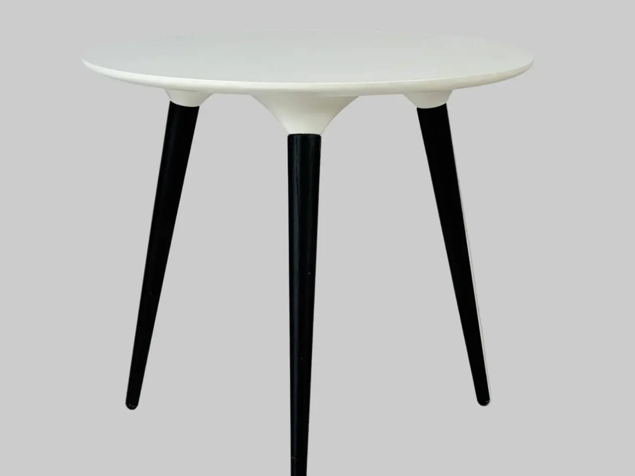 Billede 1 - Fredericia Furniture Icicle Sofabord – Hvid med Sort Stel Ø50 cm