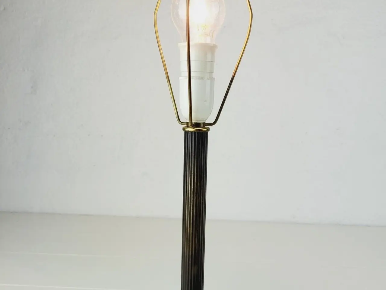Billede 5 - ⭐️ Elegant bordlampe i messing i en fortryllende E