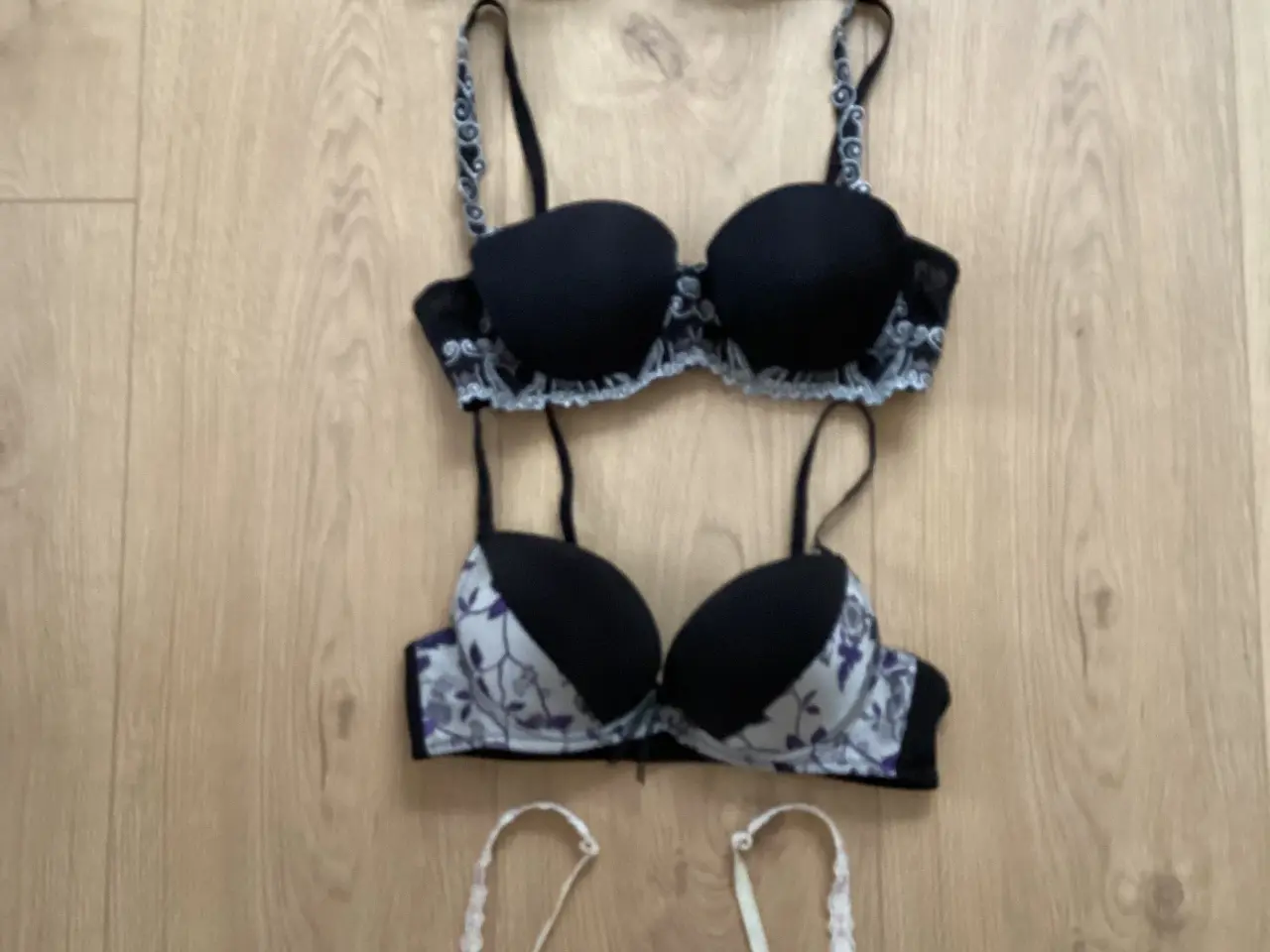 Billede 6 - 4 - BH. str. 75 B - ialt 120 kr.