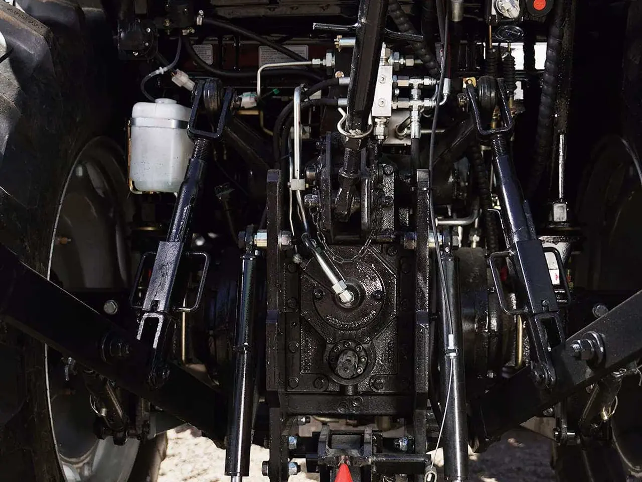 Billede 15 - Traktor Lovol 75 hk 4WD med frontlæsser, Stage V