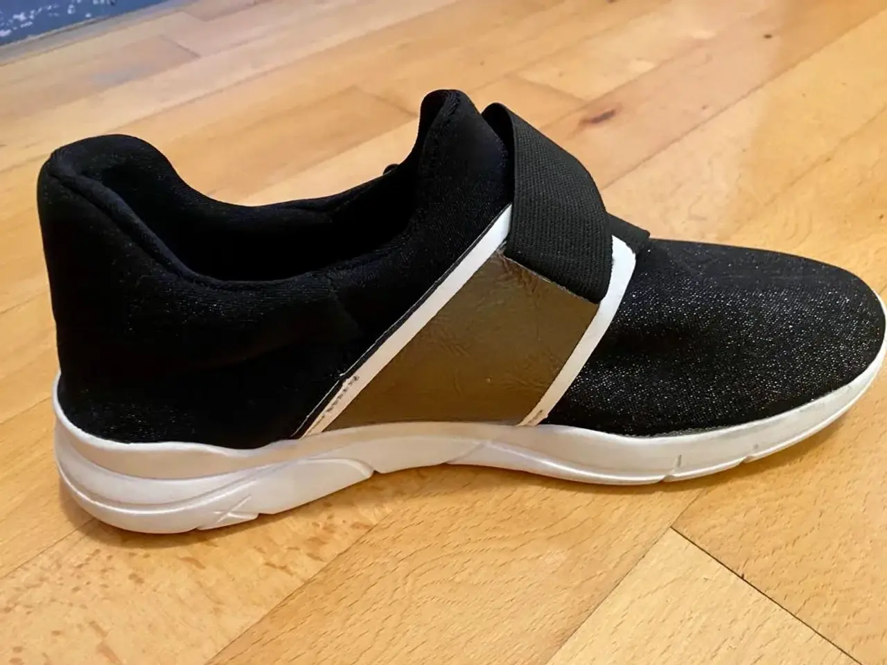 Billede 8 - GUESS sneakers til salg