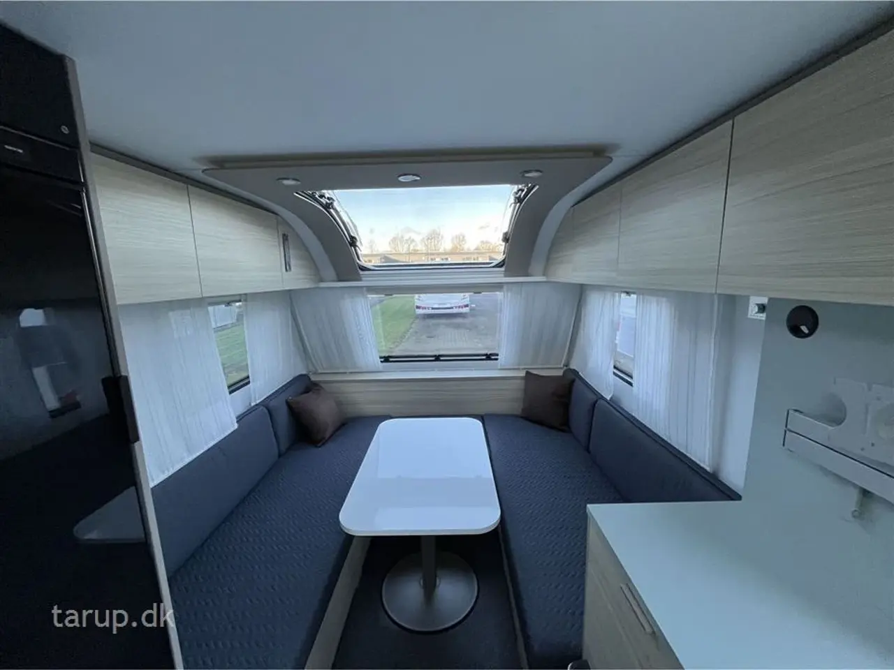 Billede 7 - 2020 - Adria Altea 362 LH   Fortelt: Ventura Vivo luftfortelt, mover, 140 l. køleskab m/ fryser, køkken i bagende, toiletrum m/ bruser, el-gulvvarme, enkeltsenge med lameludtræk