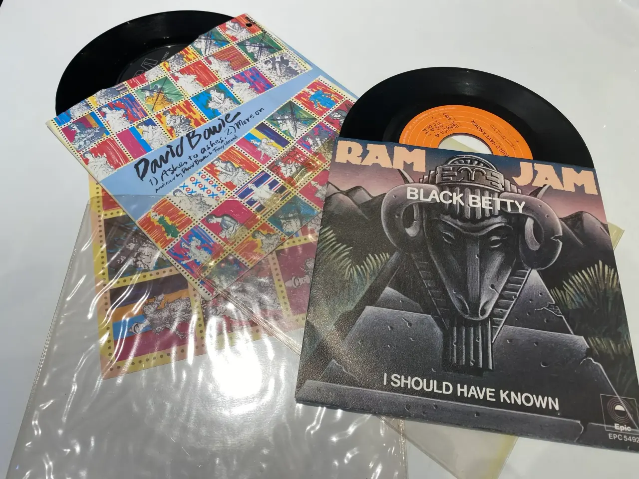 Billede 1 - 2 x single plade med David Bowie og Ram Jam 