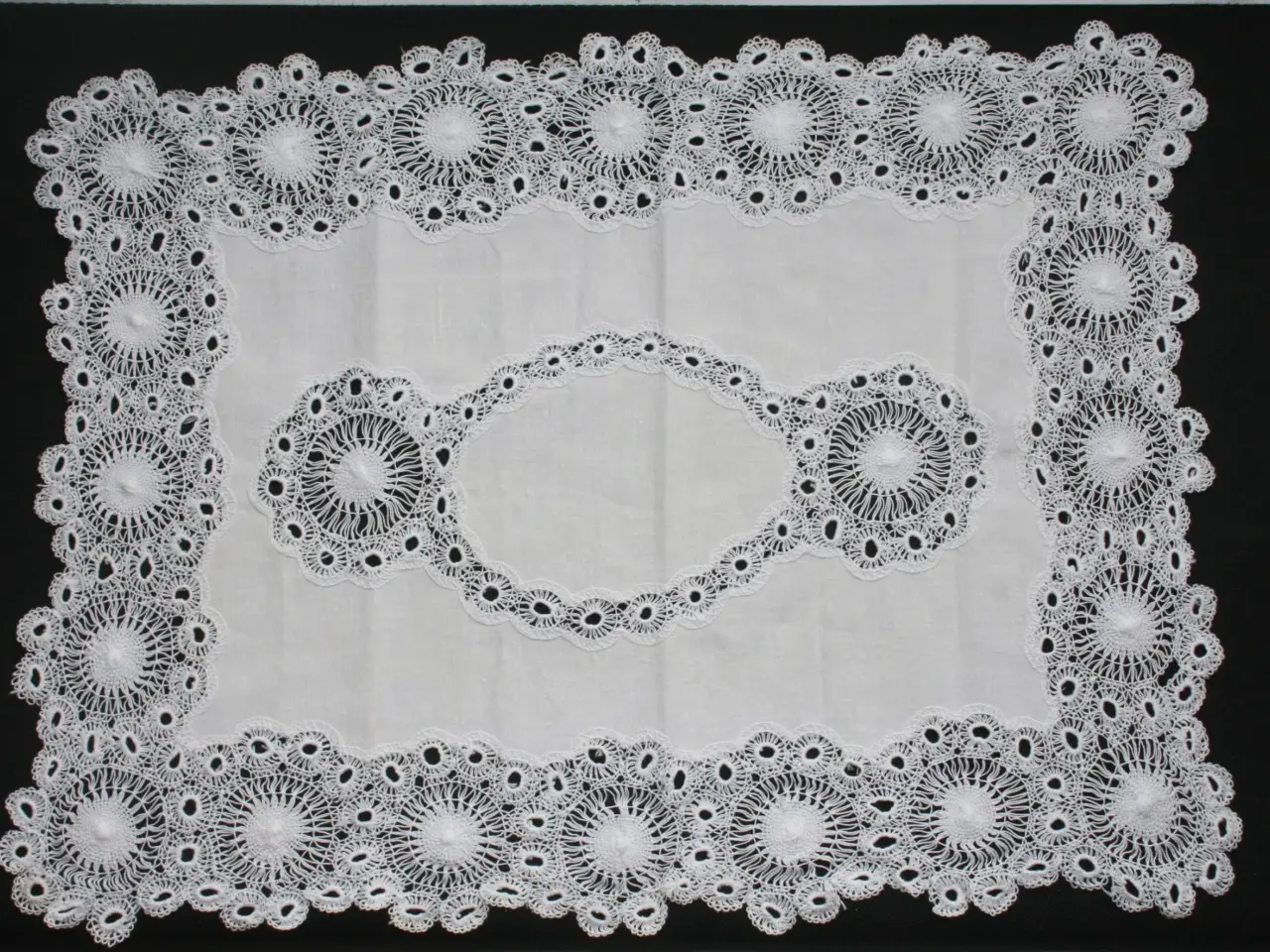 Billede 10 - Dug med gimpede blonder, 130 x 105 cm