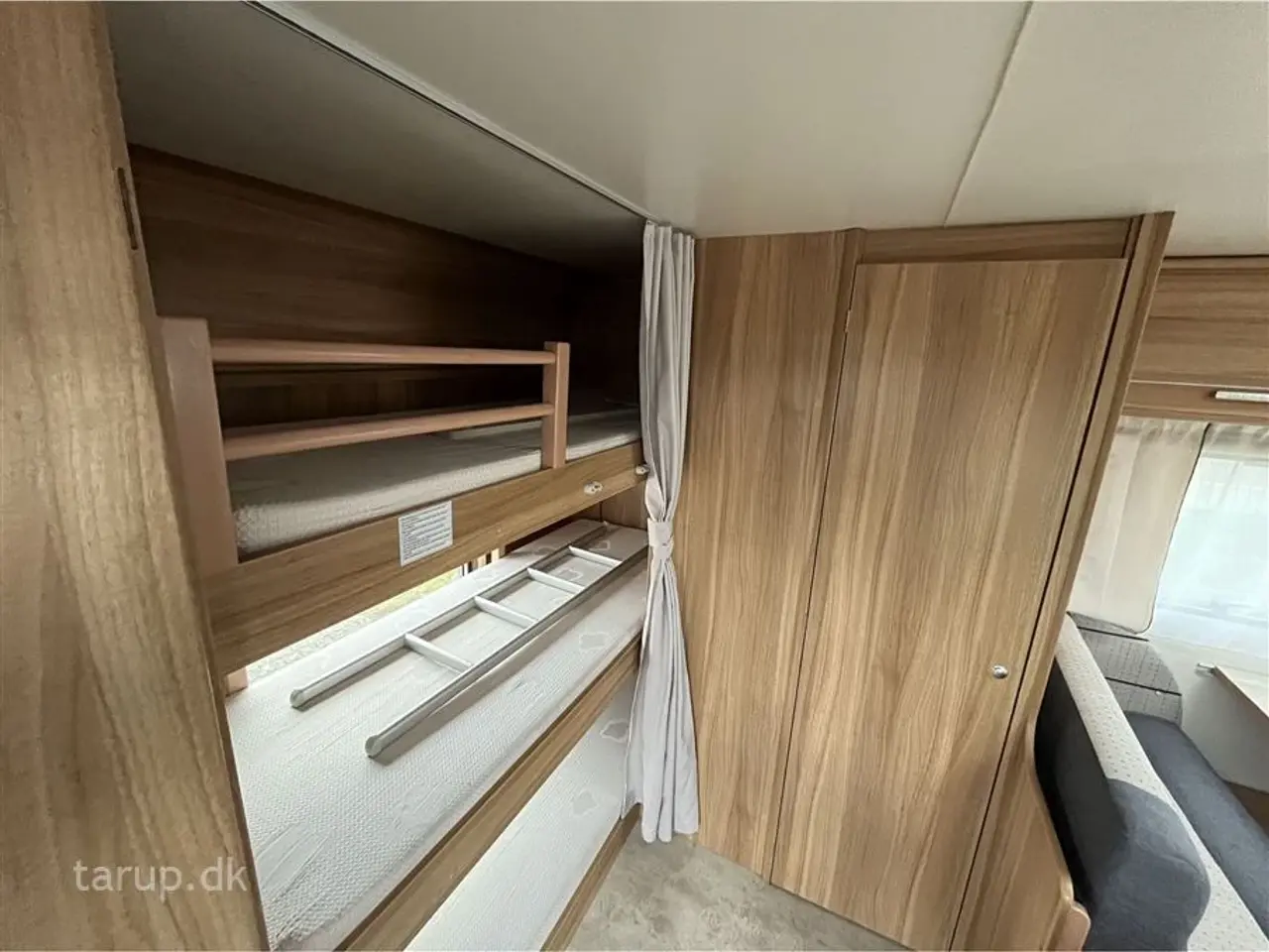 Billede 10 - 2014 - Caravelair Antares Luxe 527   Fortelt: Isabella Commodore Concept, mover, tv-antenne, sidesiddegruppe, kompressor køleskab m/ frostboks, 3 køjer og dobbeltseng