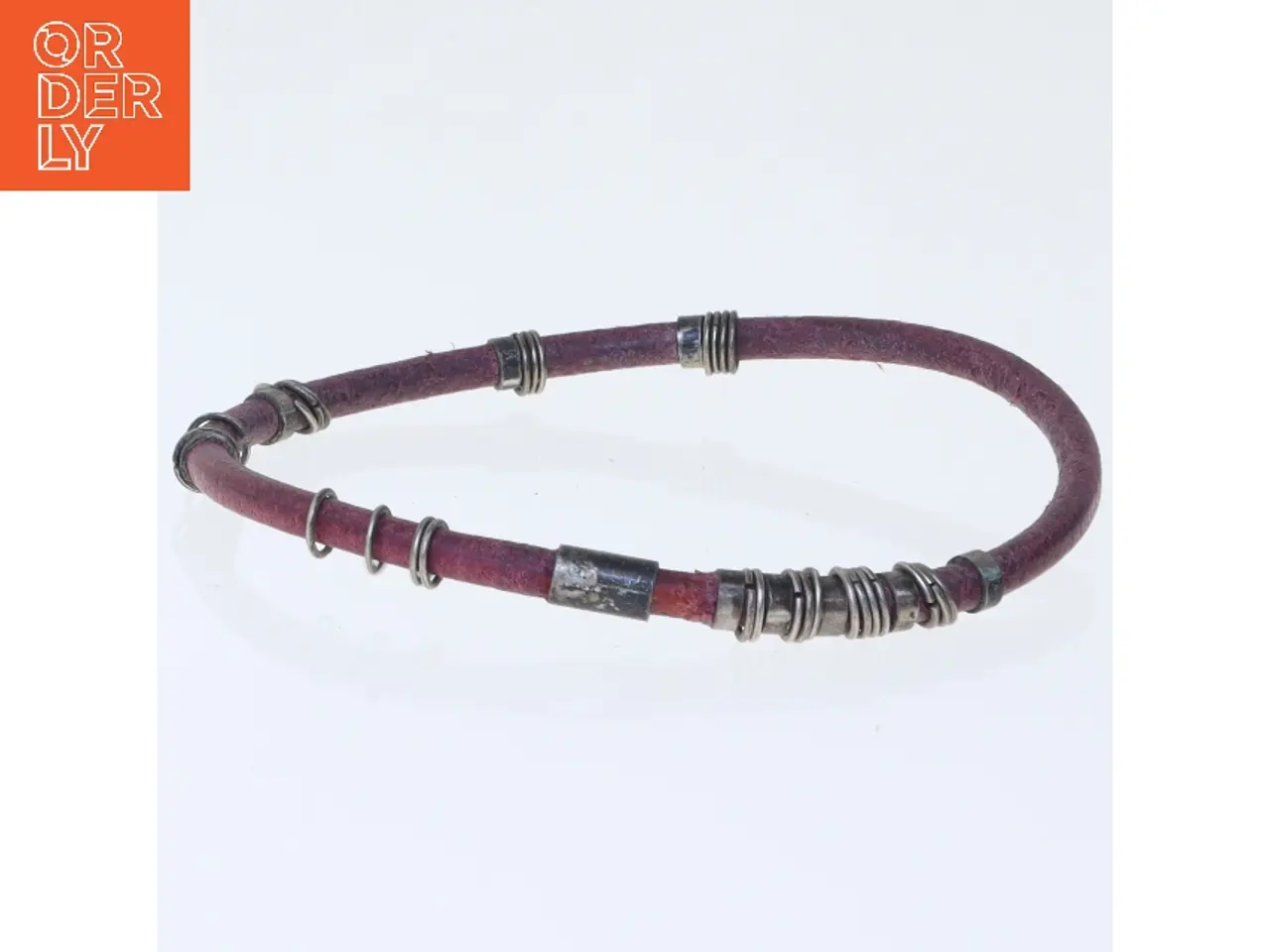 Billede 2 - Armbånd i læder med metalringe (str. Ø 7,5 cm)