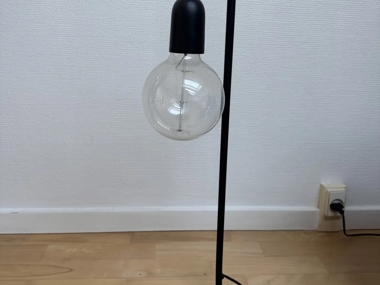 Billede 1 - Minimalistisk lampe i sort 