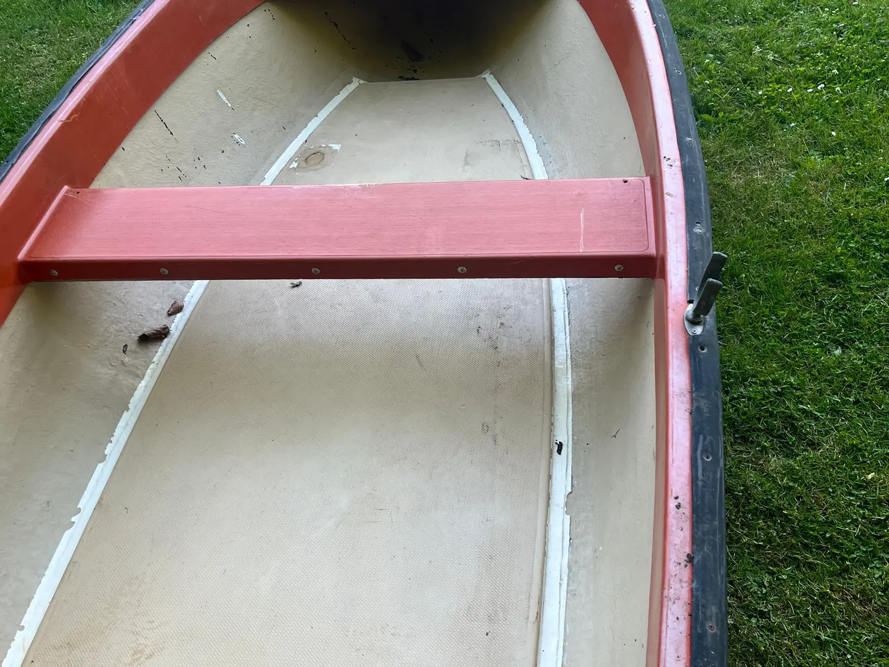 Billede 4 - Solid og rummelig glasfiberjolle sælges