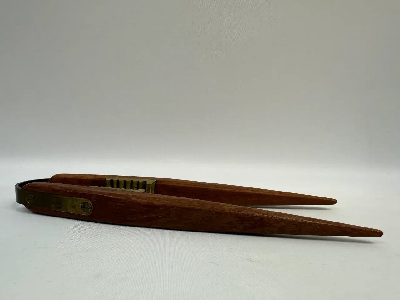 Billede 2 - Retro nøddeknækker i teak og messing