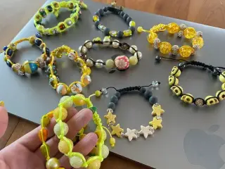 Nye knyttede armbånd