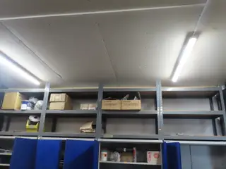 Værkstedsreol med indhold