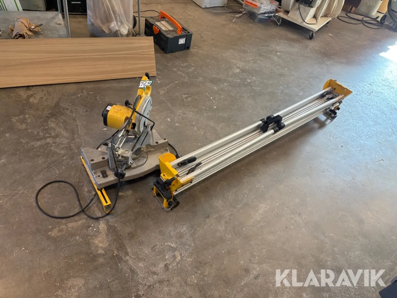 Billede 1 - Kap-/geringssav med udtræk. Dewalt DW700-XE