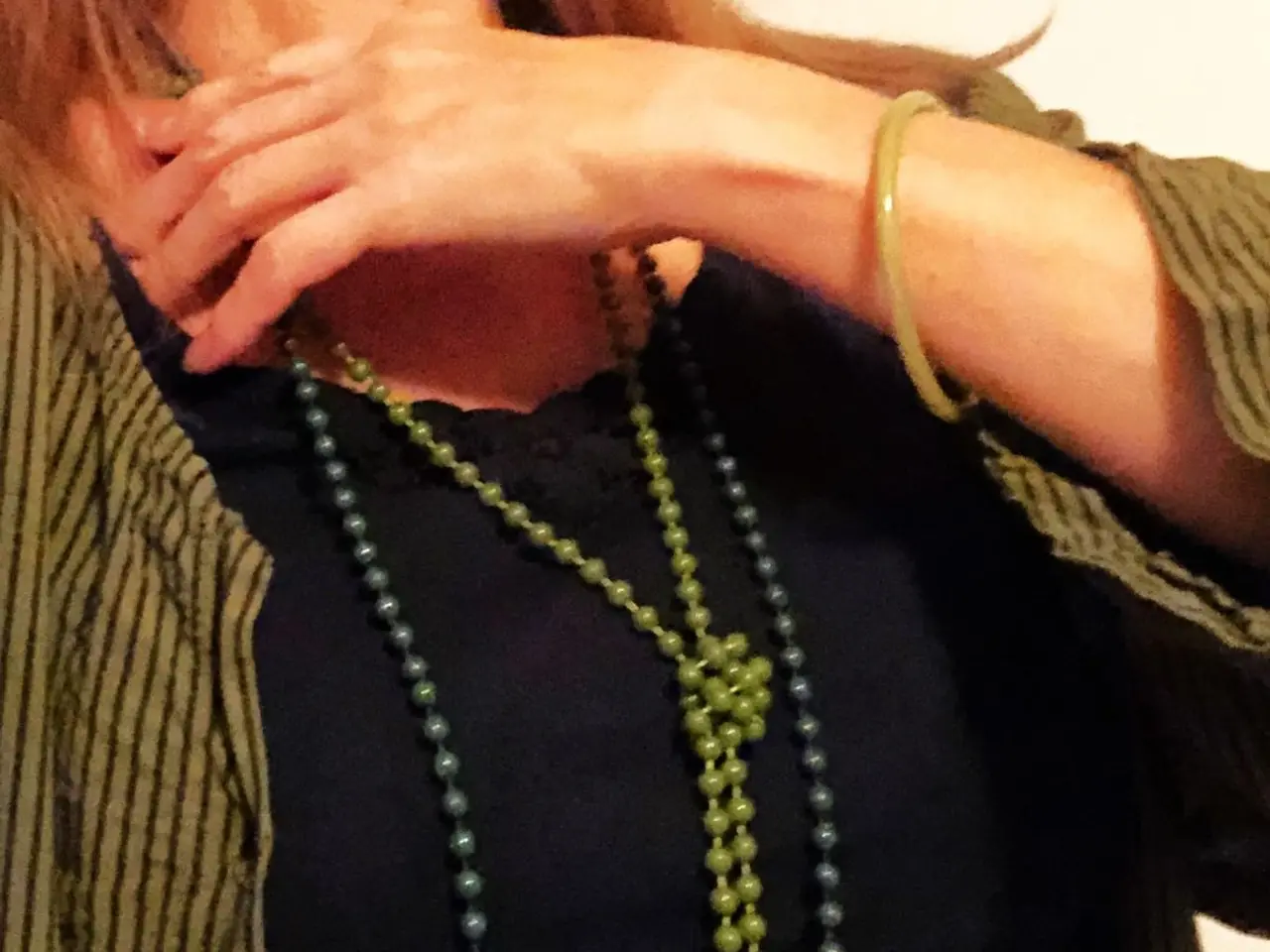 Billede 1 - SMYKKESÆT med PERLEKÆDE og bangle-ARMBÅND