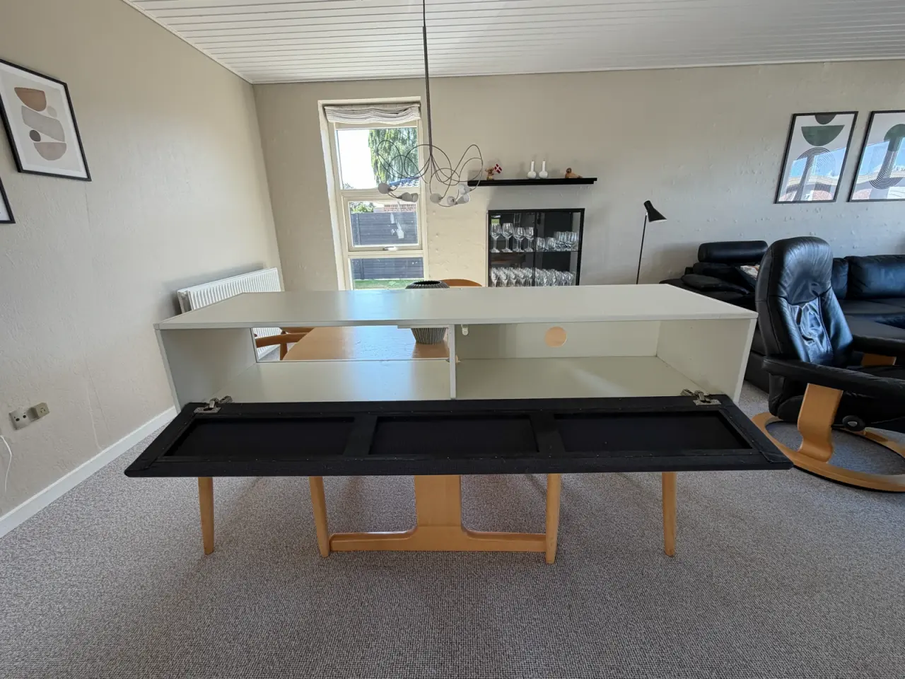 Billede 3 - Square hvid væghængt tv-møbel med sort stofklap.