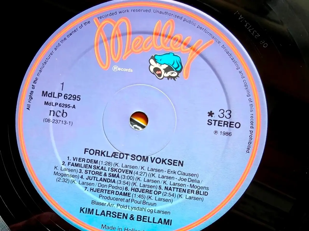 Billede 3 - LP, Kim Larsen & Bellami – Forklædt Som Voksen