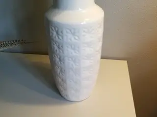Smuk, hvid WG gulv vase