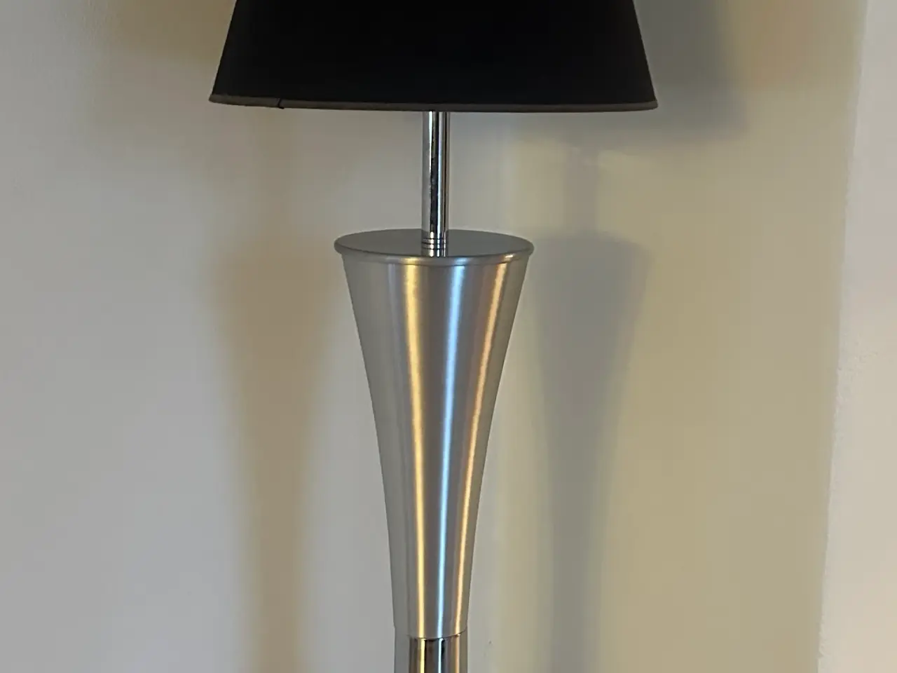 Billede 2 - Gulvlampe i fedt design