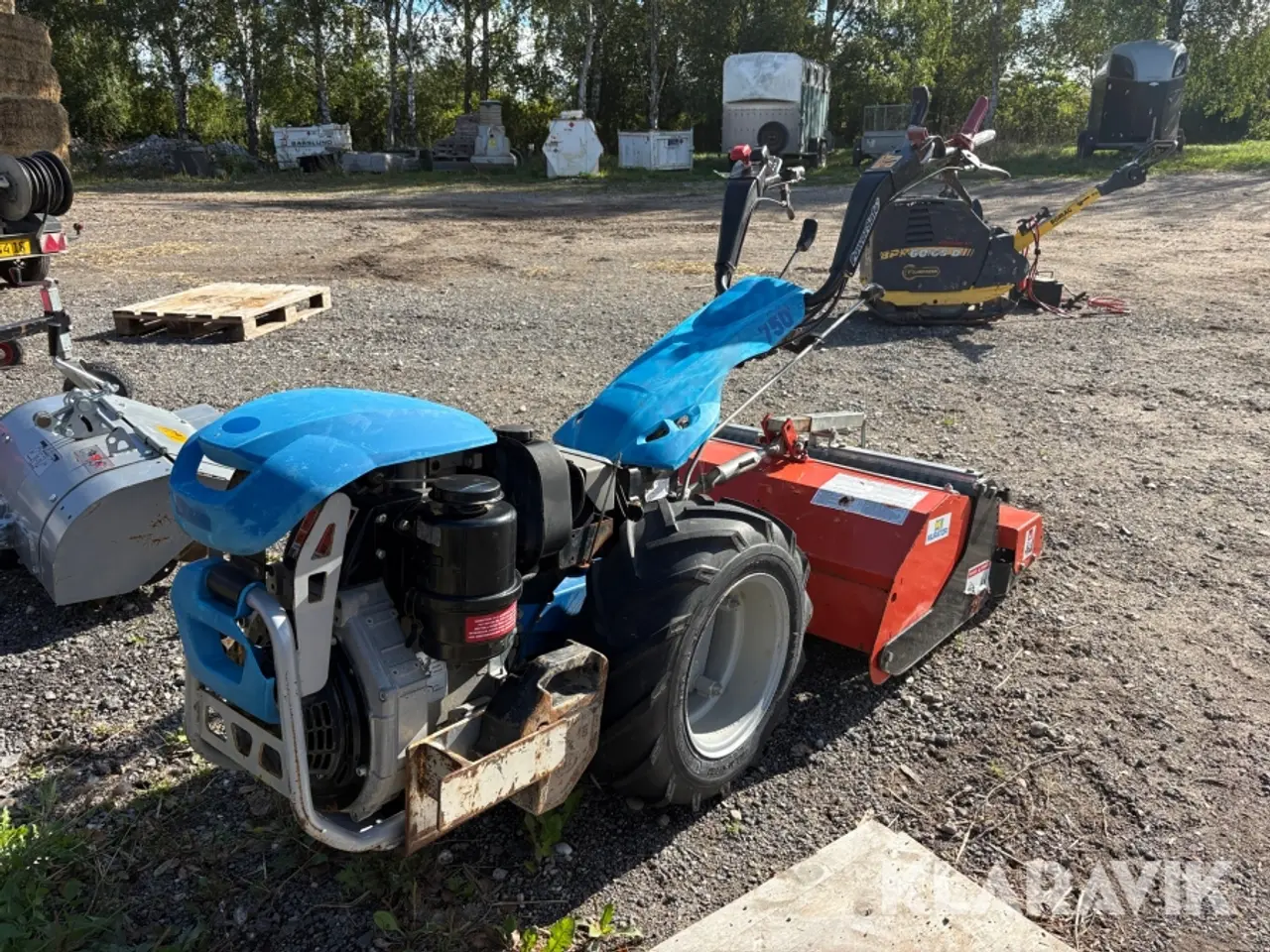 Billede 1 - Redskabsbærer BCS MC 750 PS - med 3 styk redskaber