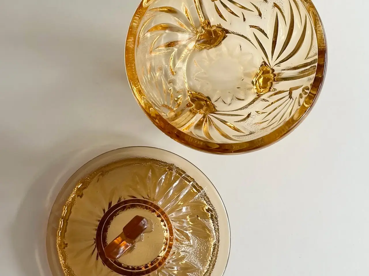 Billede 4 - Lågkrukke, ravfarvet glas