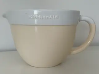 Cremefarvet Kitchenaid skål m. hank.