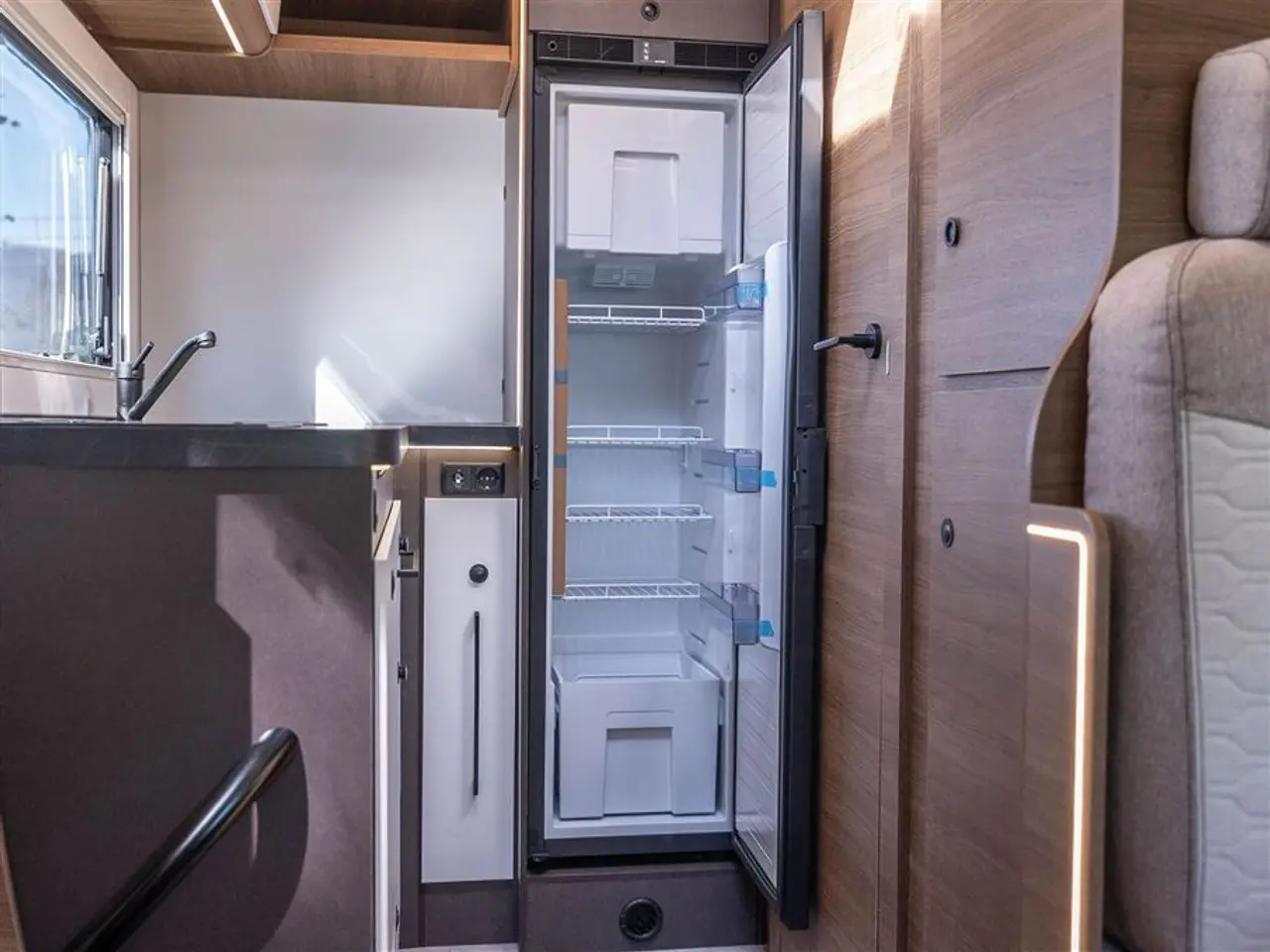 Billede 7 - 2027 - Benimar Tessoro 481 Northautokapp Under 6 meter med enorm plads indvendig