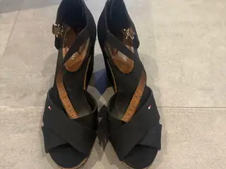 Tommy Hilfiger kilehæls sandaler str 38 sort