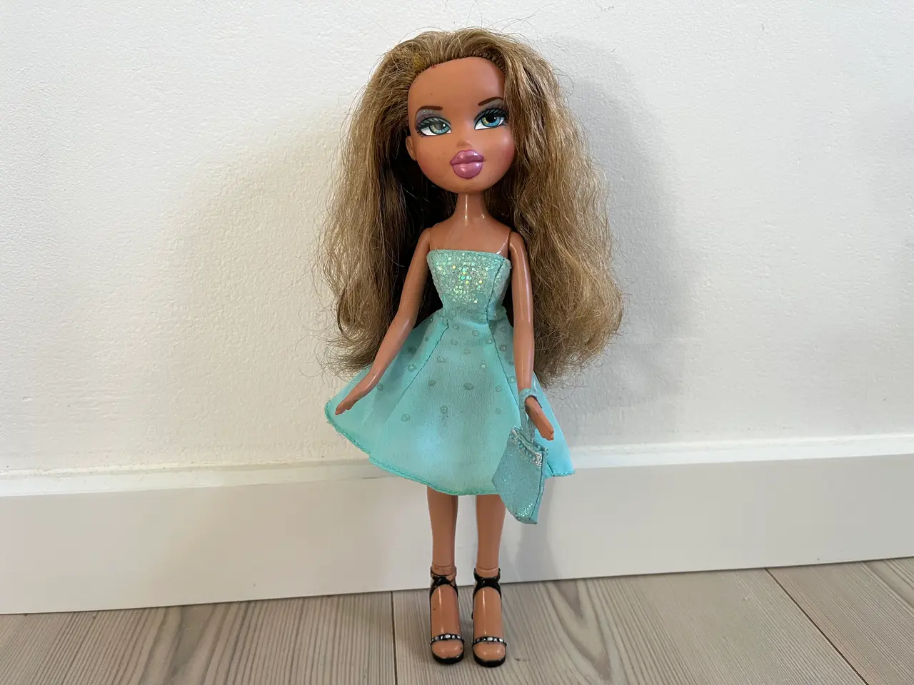 Billede 2 - Bratz Hollywood Style Yasmin med original kjole og