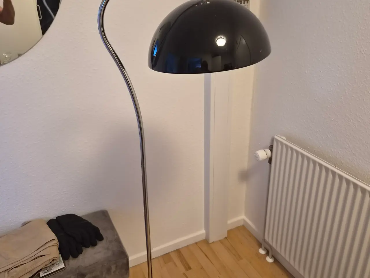 Billede 2 - Gulvlampe i metal/sort